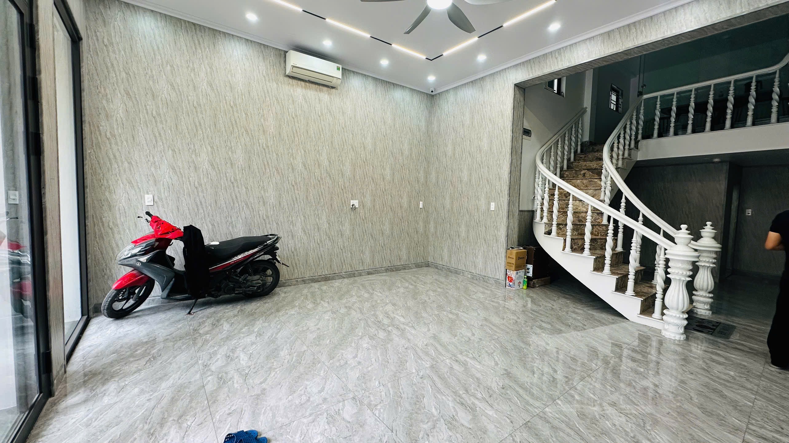 Ảnh Hàng Kênh — Vũ Nhà Phố