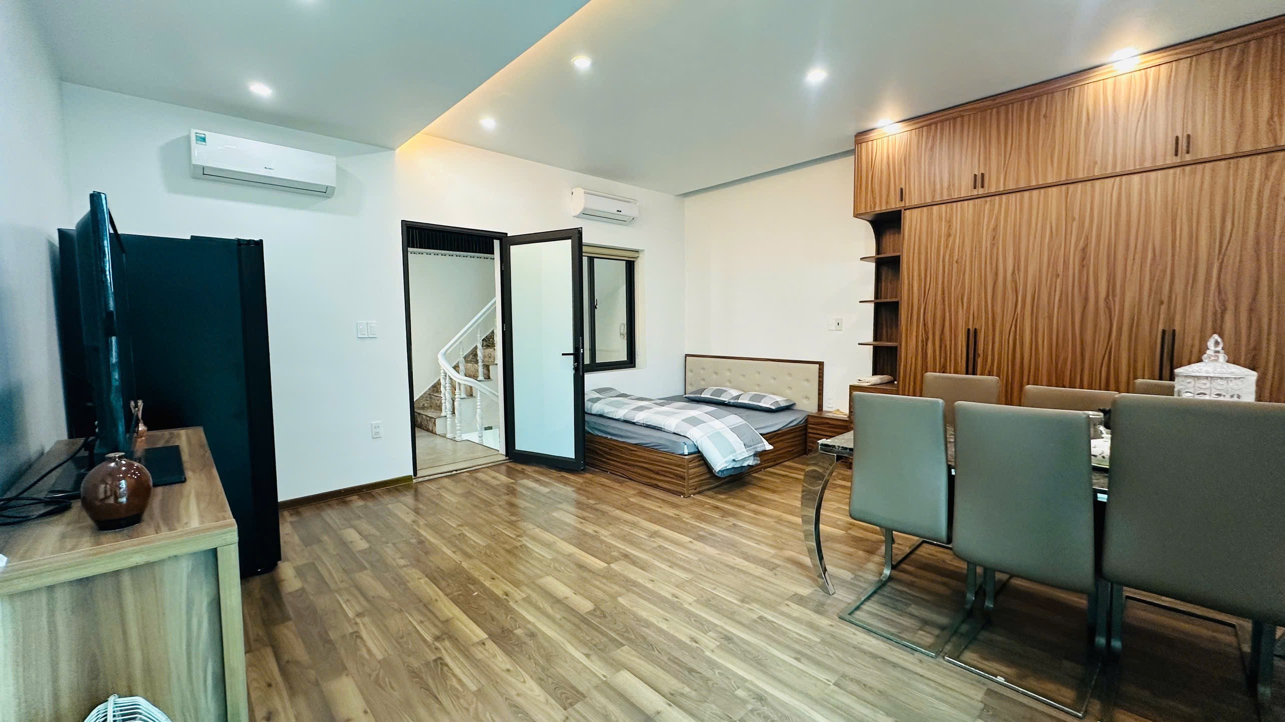 Ảnh Hàng Kênh — Vũ Nhà Phố