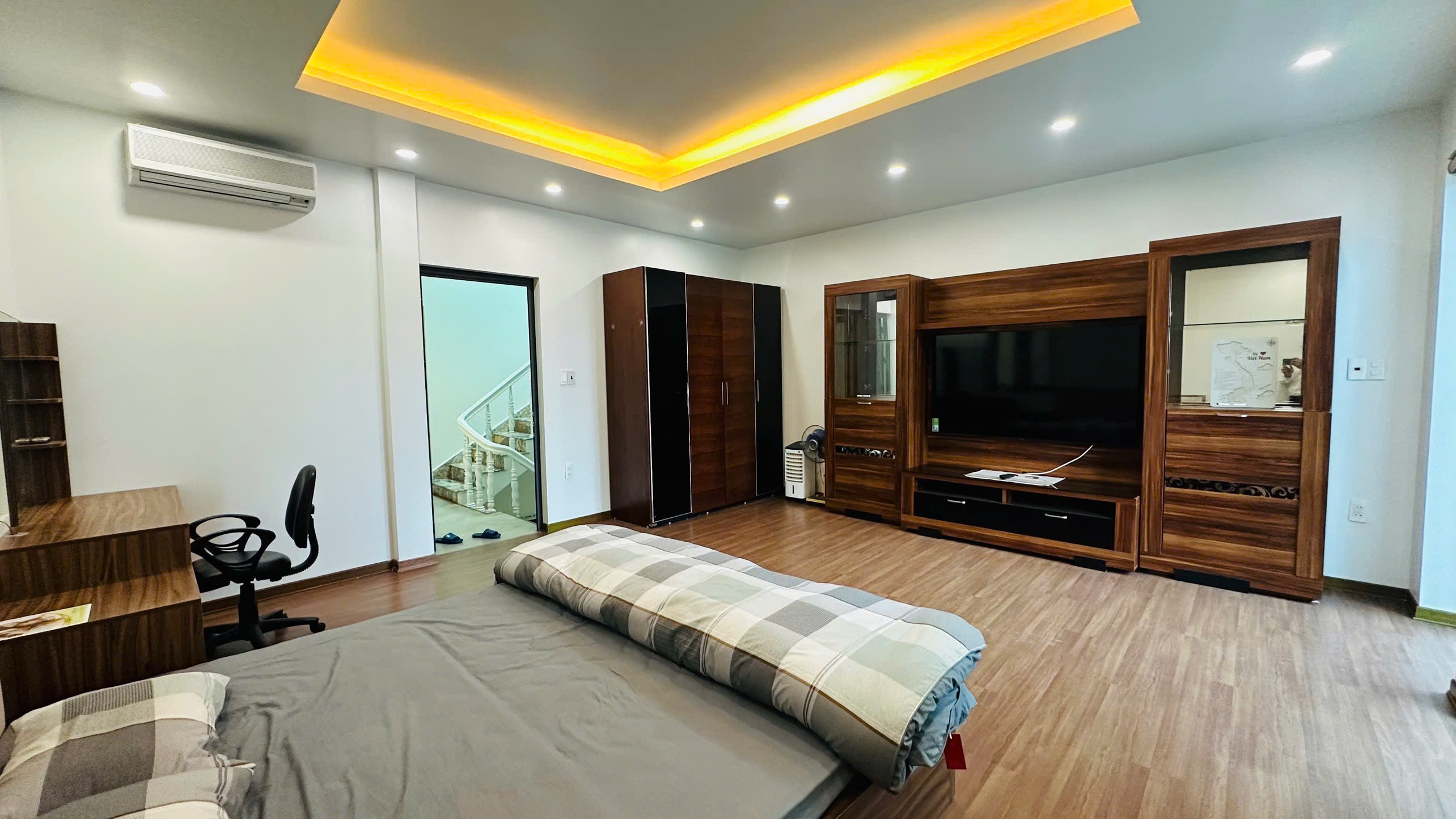 Ảnh Hàng Kênh — Vũ Nhà Phố