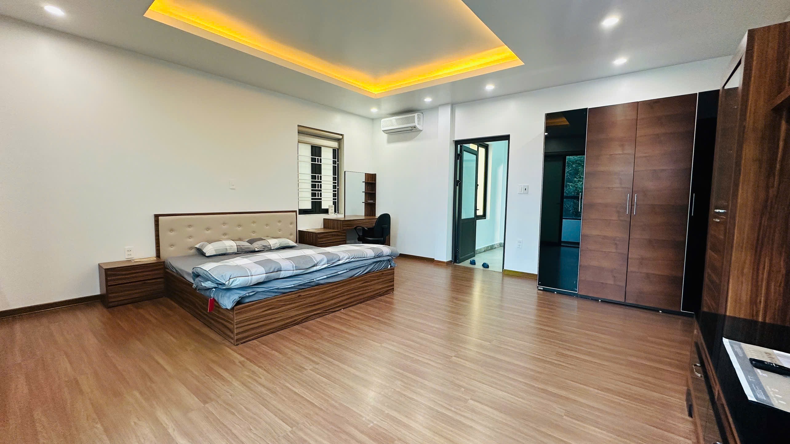 Ảnh Hàng Kênh — Vũ Nhà Phố