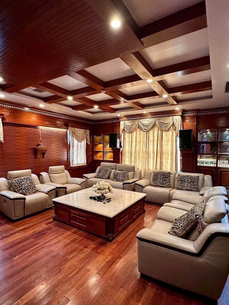 Ảnh Hùng Vương — Vũ Nhà Phố