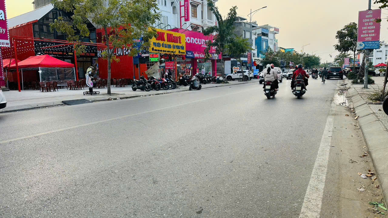 Ảnh Máng Nước — Vũ Nhà Phố