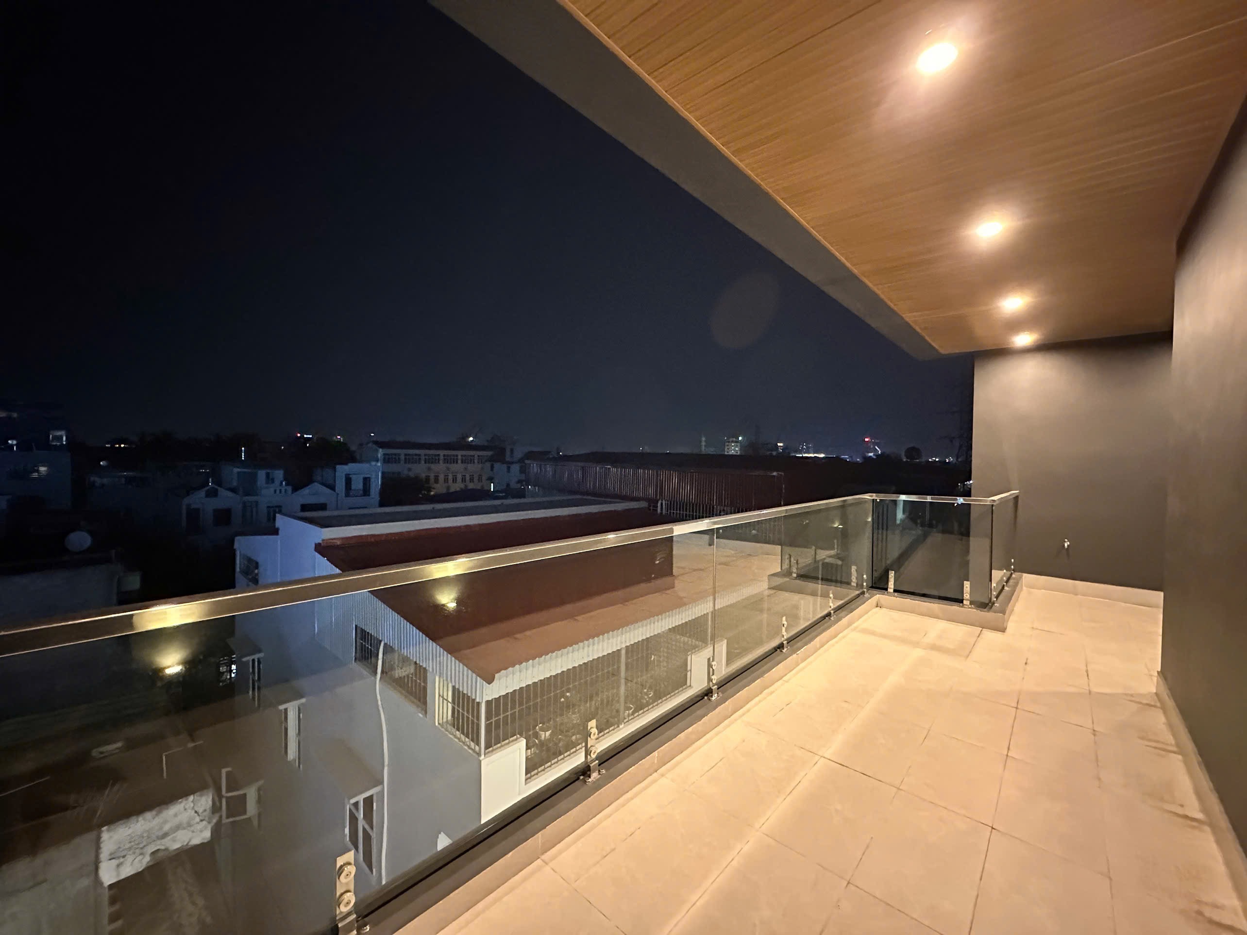 Ảnh Thiên Lôi — Vũ Nhà Phố